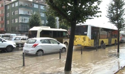 Bahçelievlerde yolu su bastı araçlar ilerlemekte zorluk yaşadı
