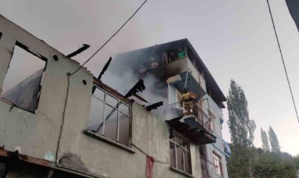 Banyo sobasını yakarken 2 katlı ev küle döndü