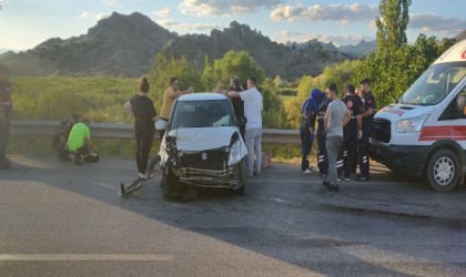 Bariyerlere çarpan otomobildeki 3 kişi yaralandı.