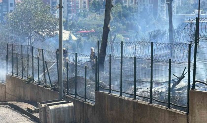 Başakşehirde sanayi sitesi yanındaki alan yangını söndürüldü