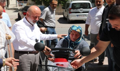 Başkan Çolakbayrakdar, engelli aileye akülü araç hediye etti