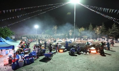 Başkan Palancıoğlu, vatandaşlarla salça kaynattı