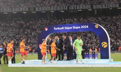 Beşiktaş, Turkcell Süper Kupayı düzenlenen törenle aldı