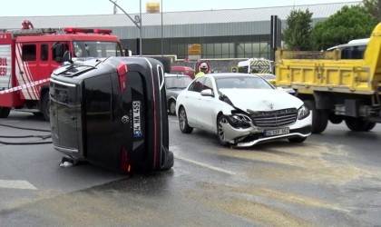 Beyoğlunda kaza yapan araç takla attı