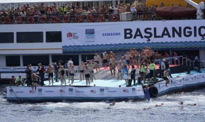 Binlerce yüzücü 36ncı kez İstanbul Boğazında kıtaları kulaçlarıyla birleştirdi