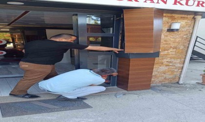 Boşluğa düşen yavru kediyi böyle kurtardılar