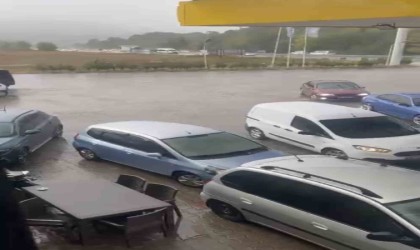 Bursada aniden bastıran dolu hayatı felç etti