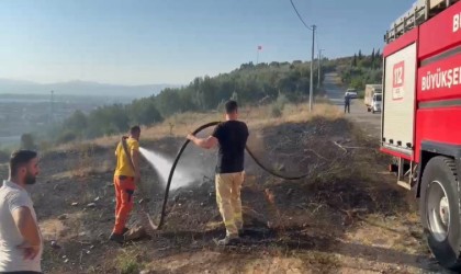 Bursada çıkan yangın ormanlık alana sıçramadan söndürüldü