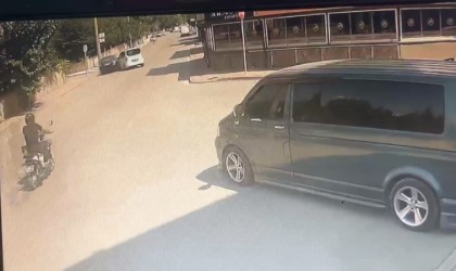 Bursada kontrolden çıkan otomobil önce araca, sonra 2 kafeye çarptı