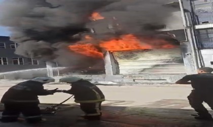 Bursada sünger ve baza deposu alev alev yandı