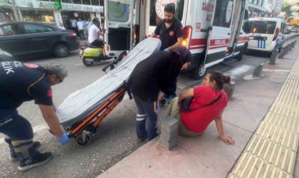 Cadde ortasında doğumu başlayan hamile kadının imdadına sağlıkçılar yetişti