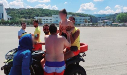 Denizde kayboldu zannedilen çocuk karada bulununca ailesi sevinç gözyaşı döktü