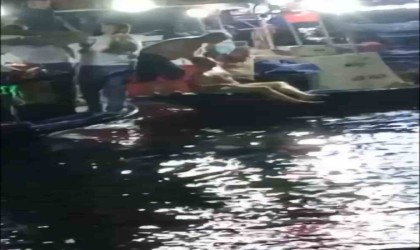 Denize giren alkollü adamı balıkçılar kurtardı