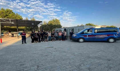 Didimde 25 düzensiz göçmen ve 1 göçmen kaçakçısı şüphelisi yakalandı