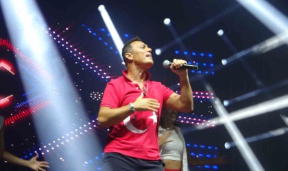 Dowtownda 30 Ağustos coşkusu Mustafa Sandal ile kutlandı