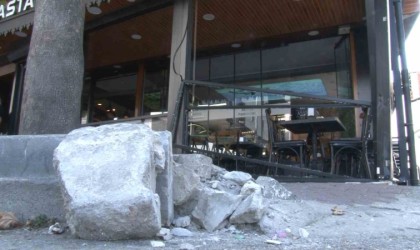 Dükkanına dalan otomobil sürücüsüyle kaza sonrası çay içerek sohbet etti