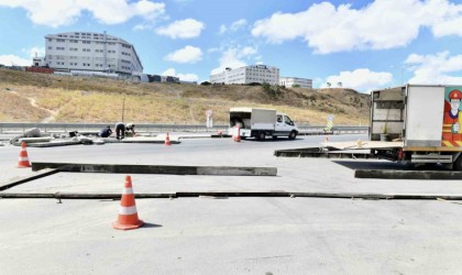Esenyurtta 3 ana arteri birbirine bağlayan kavşakta çalışma