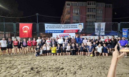 Gölcükte plaj voleybolu çekişmeli anlara sahne oldu