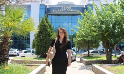 Hata yaptığı öne sürülen kadın memur iş yerine alınmayınca mesaisini kapının önünde tamamlıyor