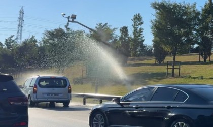 İBBnin sulama sistemi bozuldu, sürücüler araçlarını E-6da yıkamaya başlayınca trafik kilitlendi