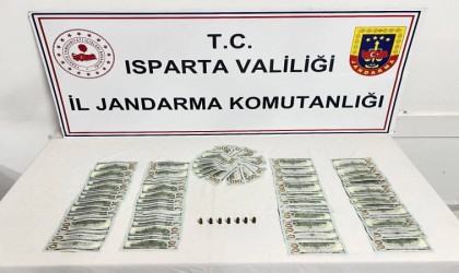 Ispartada piyasaya sahte dolar sürmek üzere olan 3 şahıs yakalandı