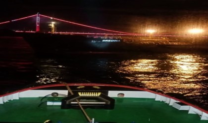 İstanbul Boğazı gemi trafiği, SREDINA isimli tankerin makine arızası yapması nedeniyle çift yönlü ve geçici olarak askıya alındı.