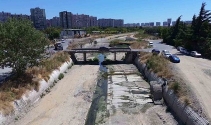 İstanbulda Ayamama Deresinde koku ve kirlilik sorununa vatandaşlardan tepki