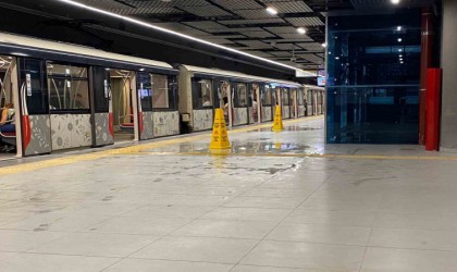 İstanbulda metronun tavanından sular aktı
