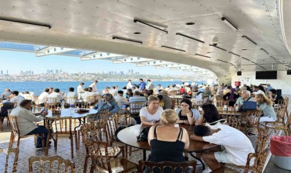 İstanbulda öğrenci yurtlarında ücretsiz kalan emekliler boğaz turu yaptı