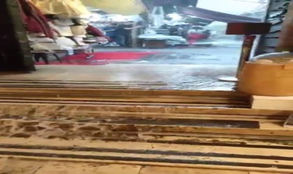 İstanbulda sağanak yağış: Mısır Çarşısını su bastı