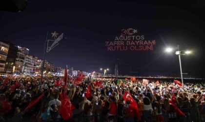 İzmirde 500 dron ile 30 Ağustos coşkusu