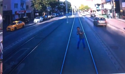 İzmitte tramvayın yayaya çarptığı feci kaza kamerada