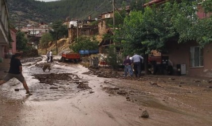Karacasuyu sel vurdu, ekipler teyakkuza geçti