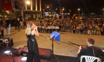 Koçarlıda vatandaşlar yaz konserinde eğlendi