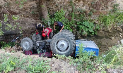 Kontrolden çıkan traktör dere yatağına uçtu