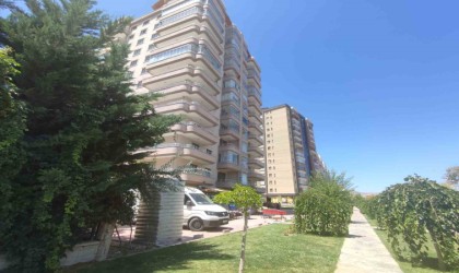 Konyada 12. kattan atlayan kişi, iş yeri sahibinin üzerine düştü