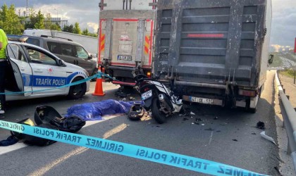 Küçükçekmece TEM Otoyolunda feci kaza: Emniyet şeridinde duran kamyonete motosiklet arkadan çarptı: 1 ölü
