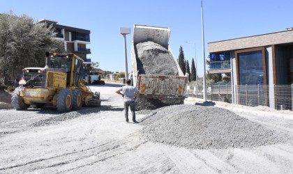 Kuşadası Belediyesi yol yapım çalışmalarını sürdürüyor