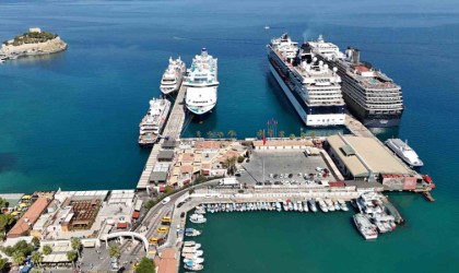 Kuşadasına 5 kruvaziyer gemisi birden yanaştı