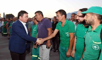 Maaşlarına zam alan işçilerden Başkan Aydına coşkulu karşılama