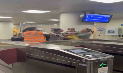 Marmarayda kadın yolcu ile güvenlik görevleri arasındaki kavga kamerada