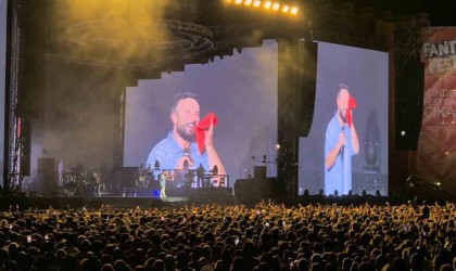 Megastar Tarkan, terini sildiği havluyu hayranlarına attı