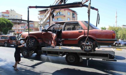 Otomobilde sıkışan sürücüyü itfaiye kurtardı