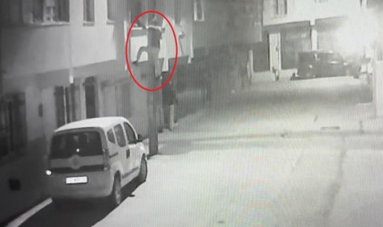 (Özel) Ev sahibi kadın çetin ceviz çıktı.. Evine girdiği hırsızı kovaladı