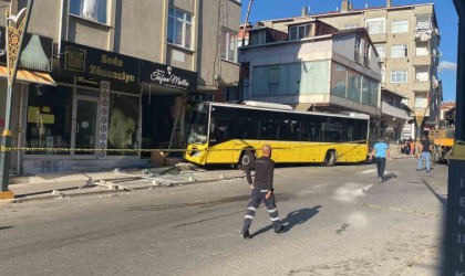 Pendikte İETT otobüsü kuaför dükkanına daldı: 6 yaralı