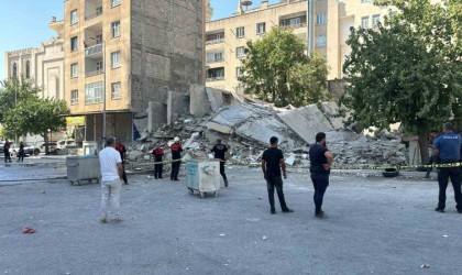 Şanlıurfada faciadan dönüldü: Yıkım sırasında bina iş makinesinin üzerine devrildi