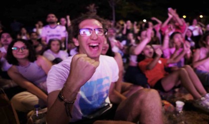 Şişliler, A Milli Kadın Voleybol Takımının maçını dev ekrandan izledi