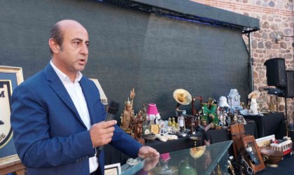 Sokak hayvanları yararına antika müzayedesi düzenlendi