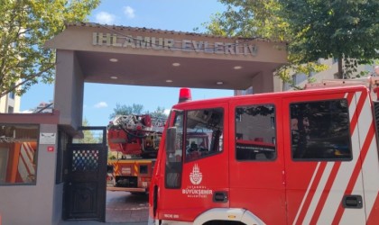 Sultangazide lüks sitede yangın çıktı: Alevlerin yükseldiği evde 1 kişi mahsur kaldı