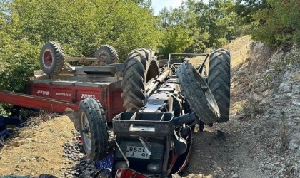 Tarla dönüşü traktör devrildi: 1i ağır 6 yaralı